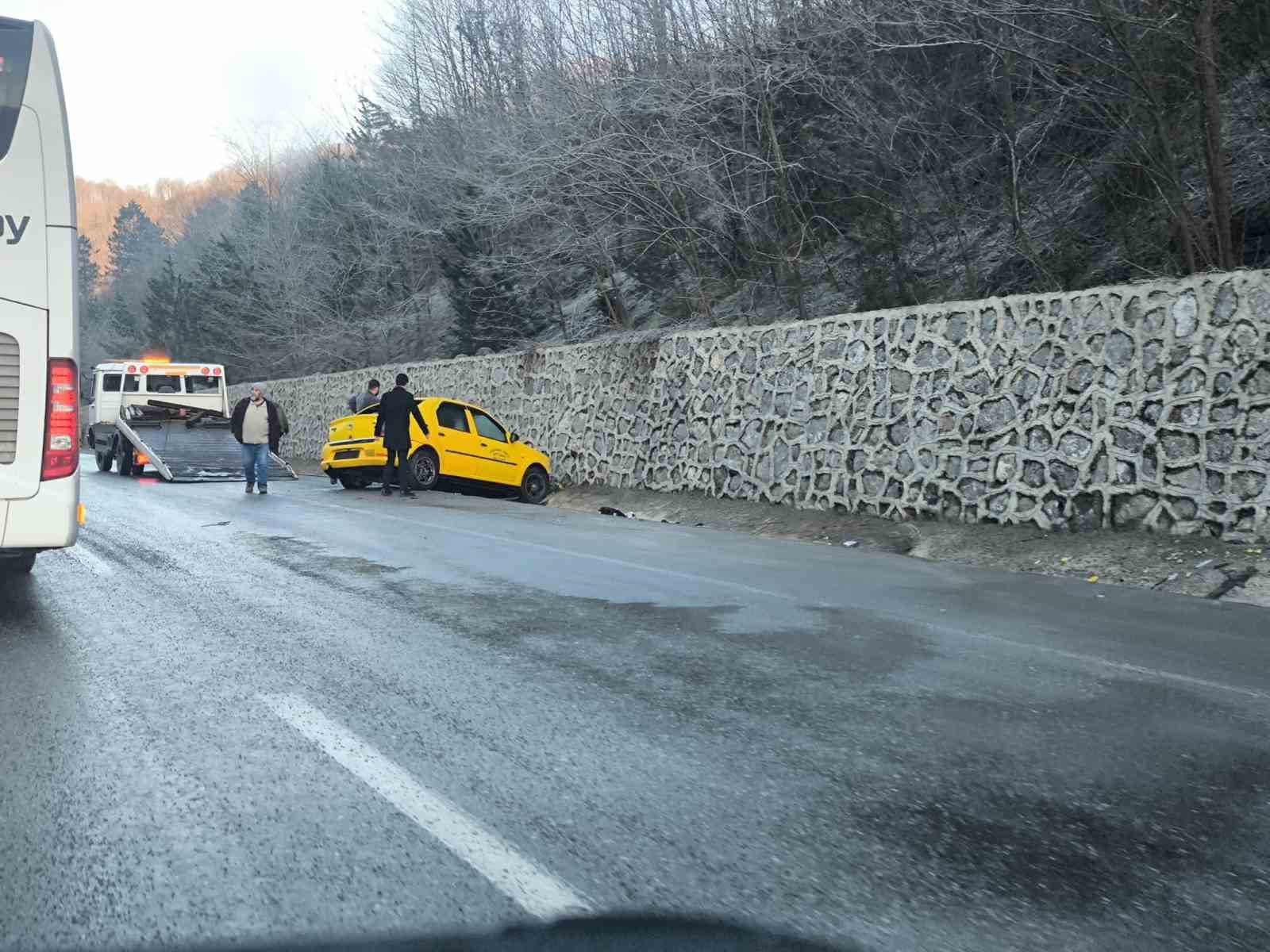 Zonguldak-Ankara yolunda buzlanma nedeniyle üç ayrı kaza: 10 yaralı
