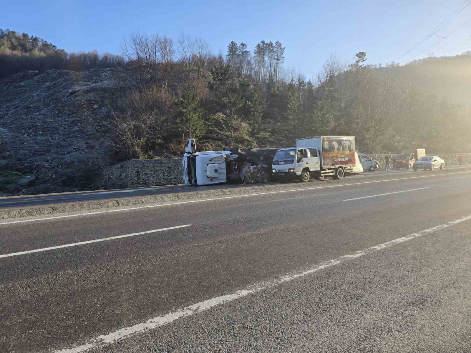 Zonguldak-Ankara yolunda buzlanma nedeniyle üç ayrı kaza: 10 yaralı
