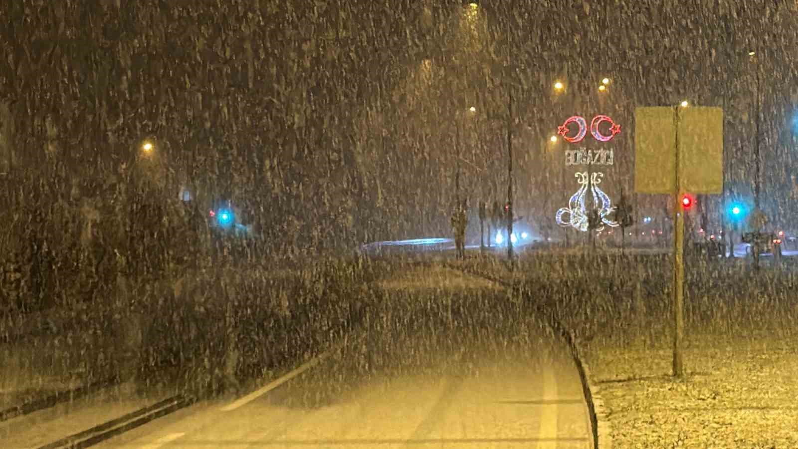 Zonguldak-Düzce yolunda yoğun kar yağışı
