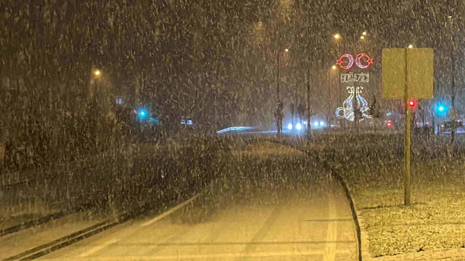 Zonguldak-Düzce yolunda yoğun kar yağışı
