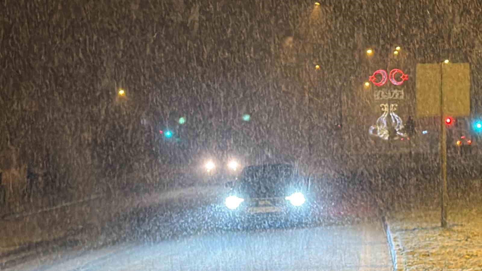 Zonguldak-Düzce yolunda yoğun kar yağışı
