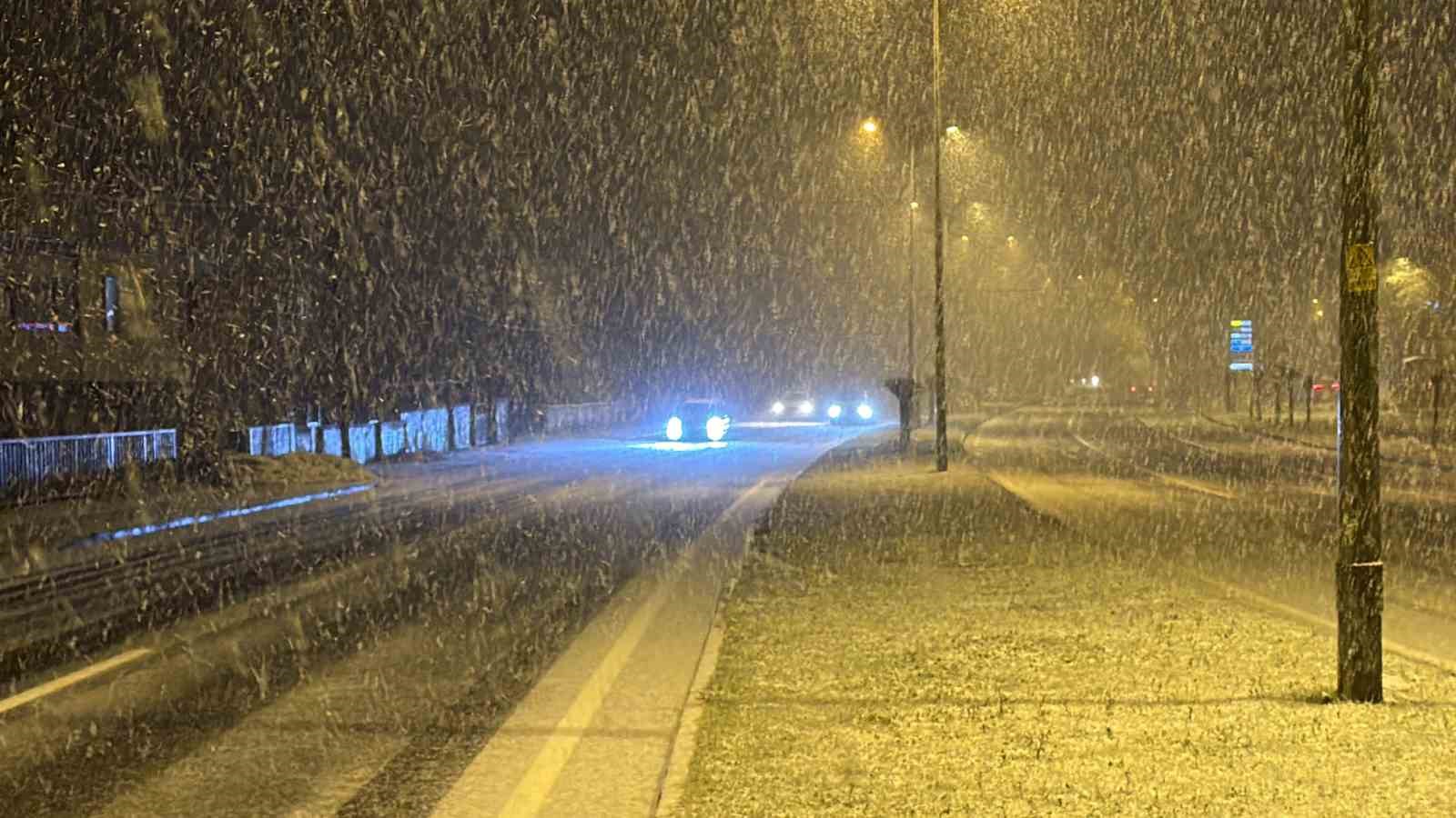 Zonguldak-Düzce yolunda yoğun kar yağışı
