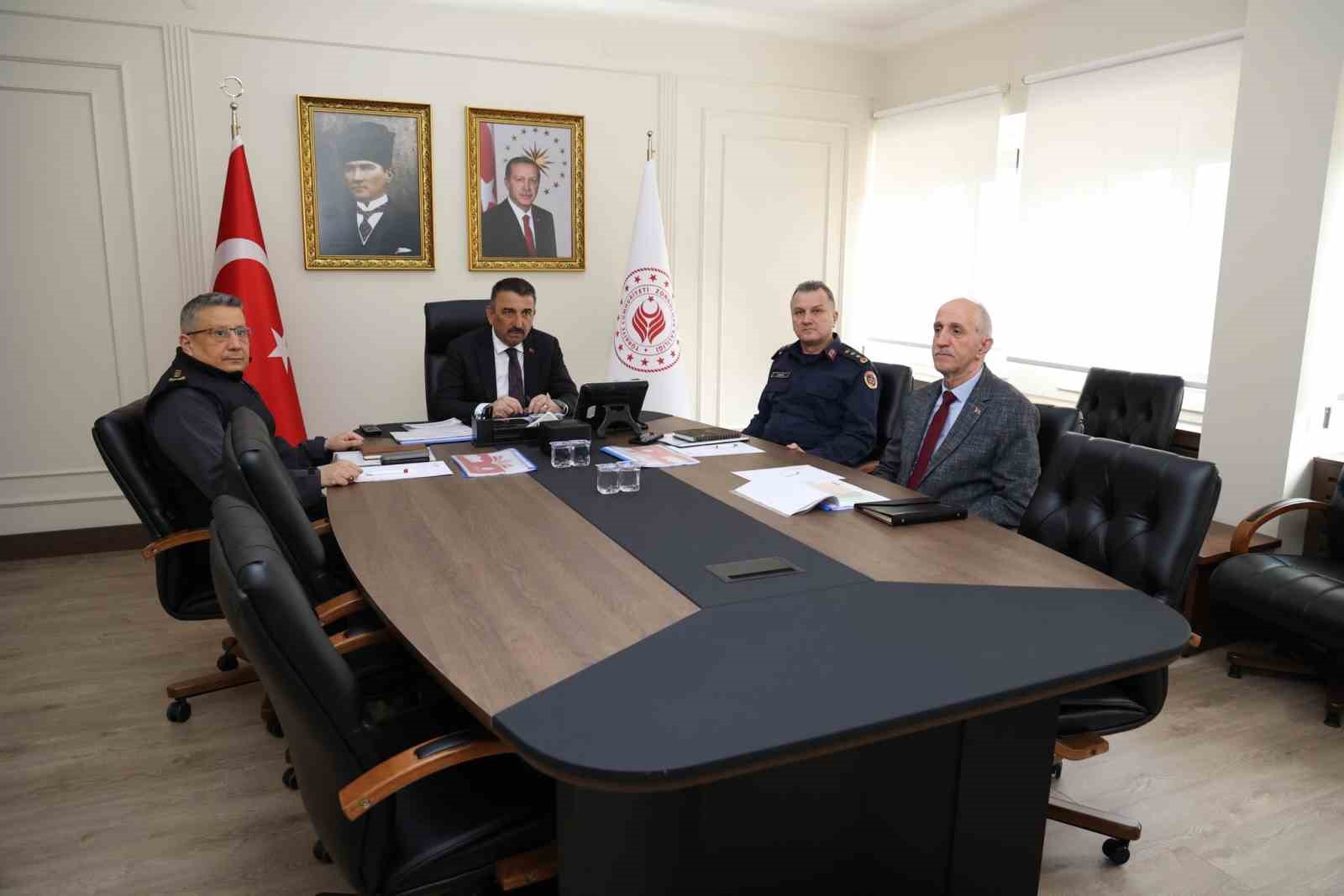 Zonguldak Valisi Bektaşoğlu güvenlik toplantısına katıldı
Zonguldak Valisi Bektaşoğlu güvenlik toplantısına katıldı