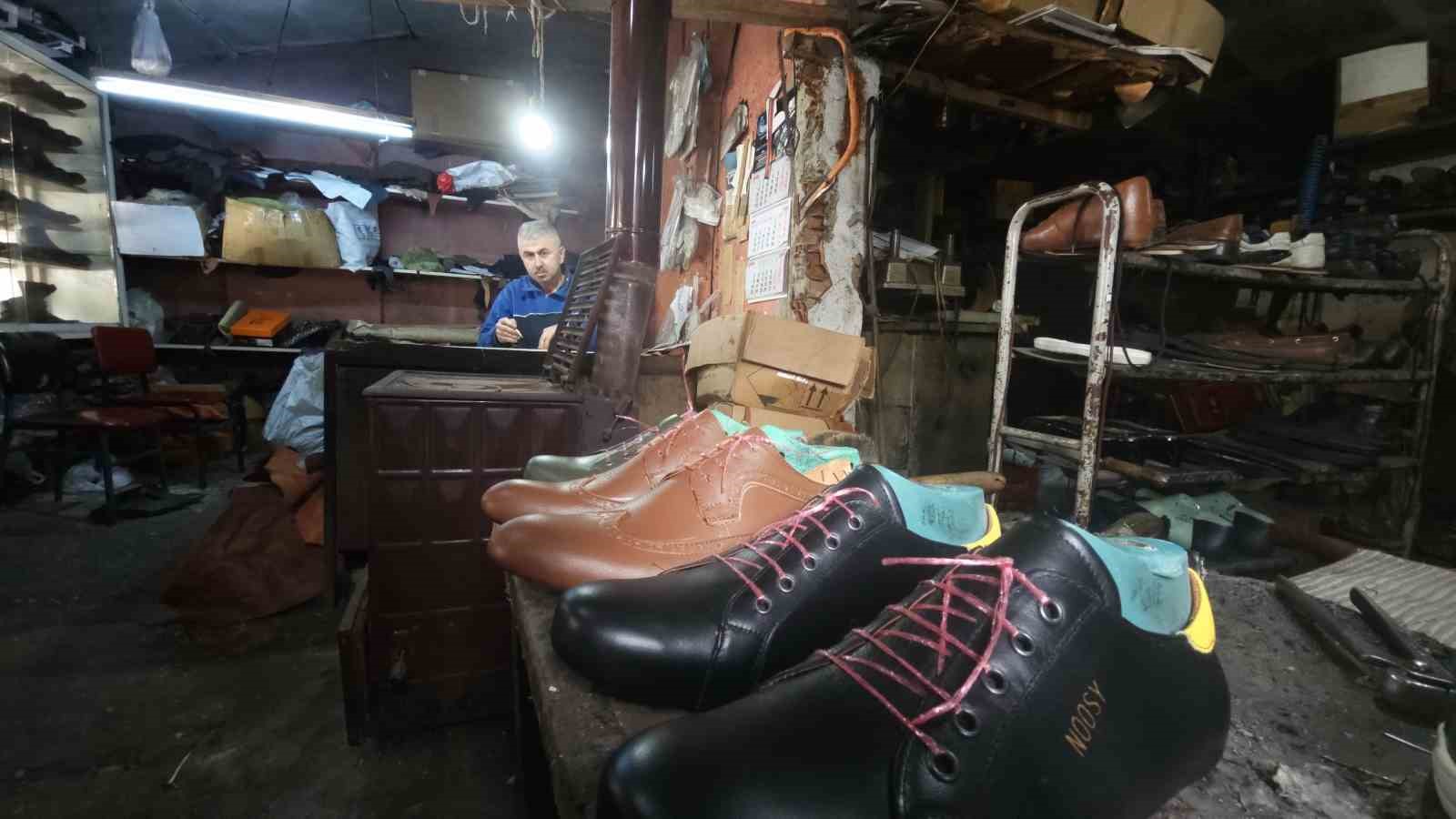 Zonguldak’ın son ayakkabı imalatçısı 26 yıllık atölyesinde teknolojiyle yarışıyor
