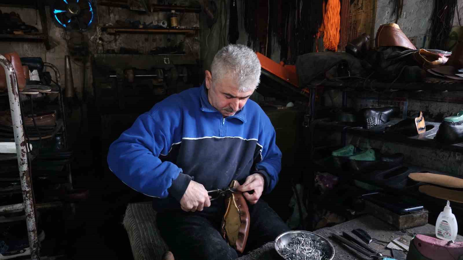 Zonguldak’ın son ayakkabı imalatçısı 26 yıllık atölyesinde teknolojiyle yarışıyor
