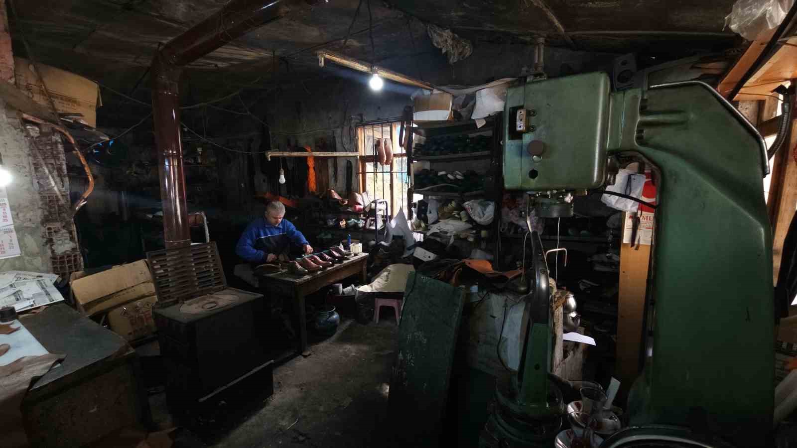 Zonguldak’ın son ayakkabı imalatçısı 26 yıllık atölyesinde teknolojiyle yarışıyor
