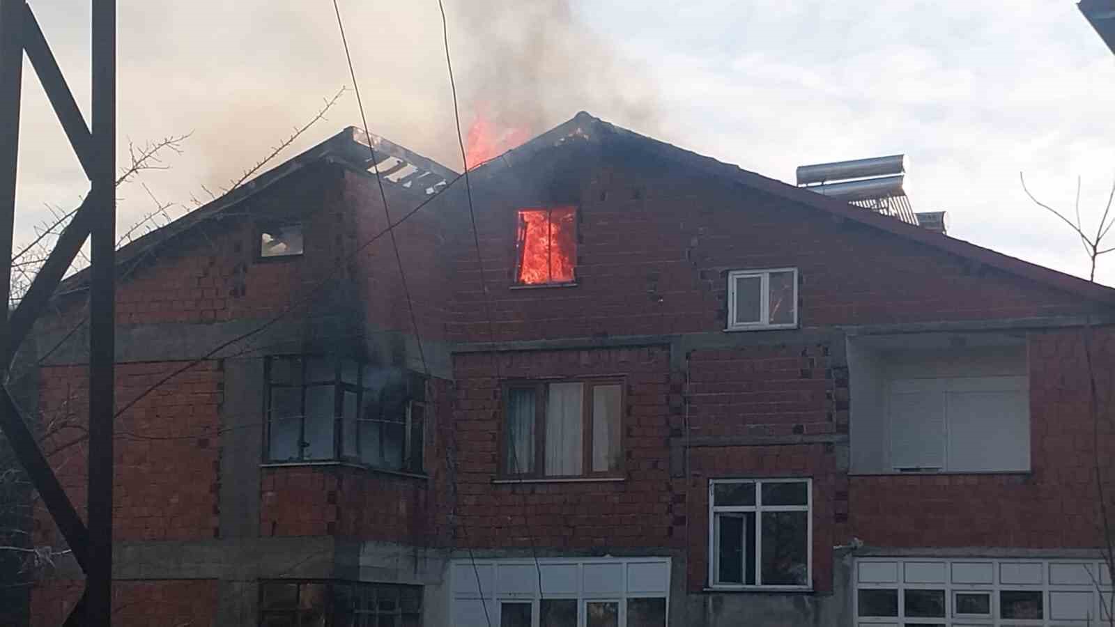 Zonguldak’ta 6 katlı binanın çatısı alev alev yandı
