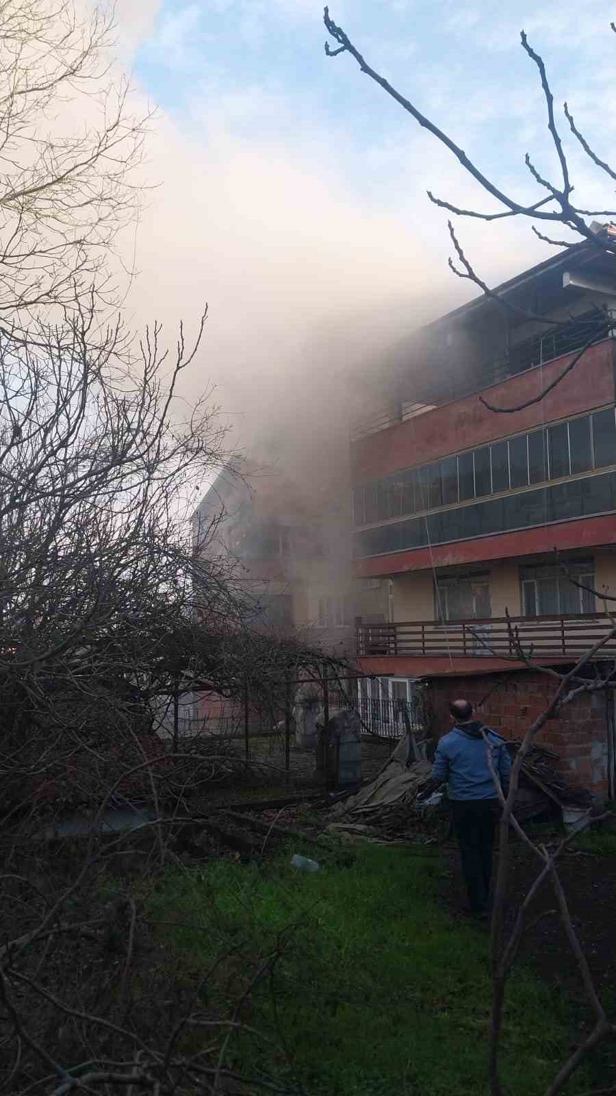 Zonguldak’ta 6 katlı binanın çatısı alev alev yandı
