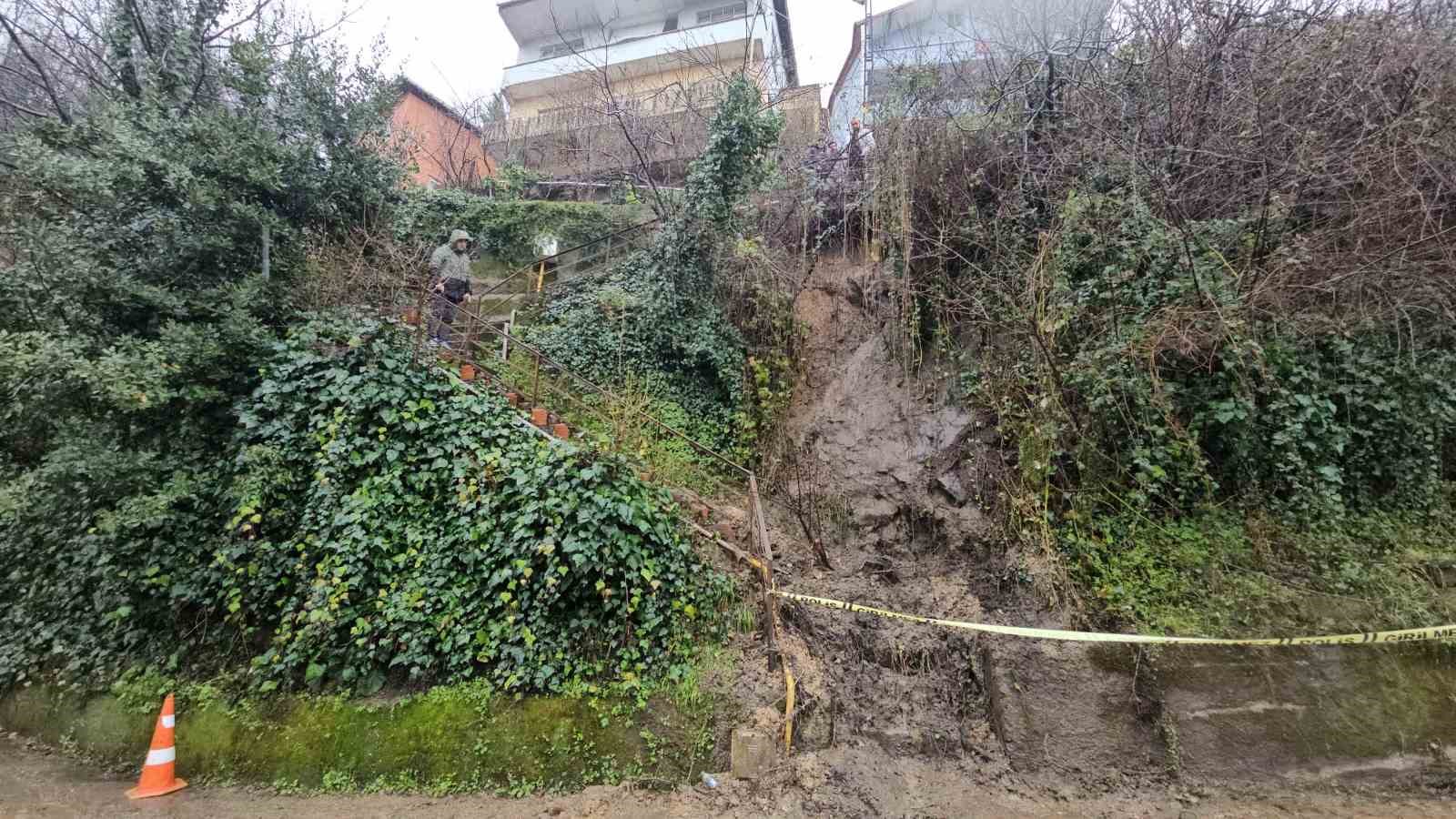 Zonguldak’ta 8 eve ulaşım sağlayan merdiven heyelan nedeniyle kapatıldı
