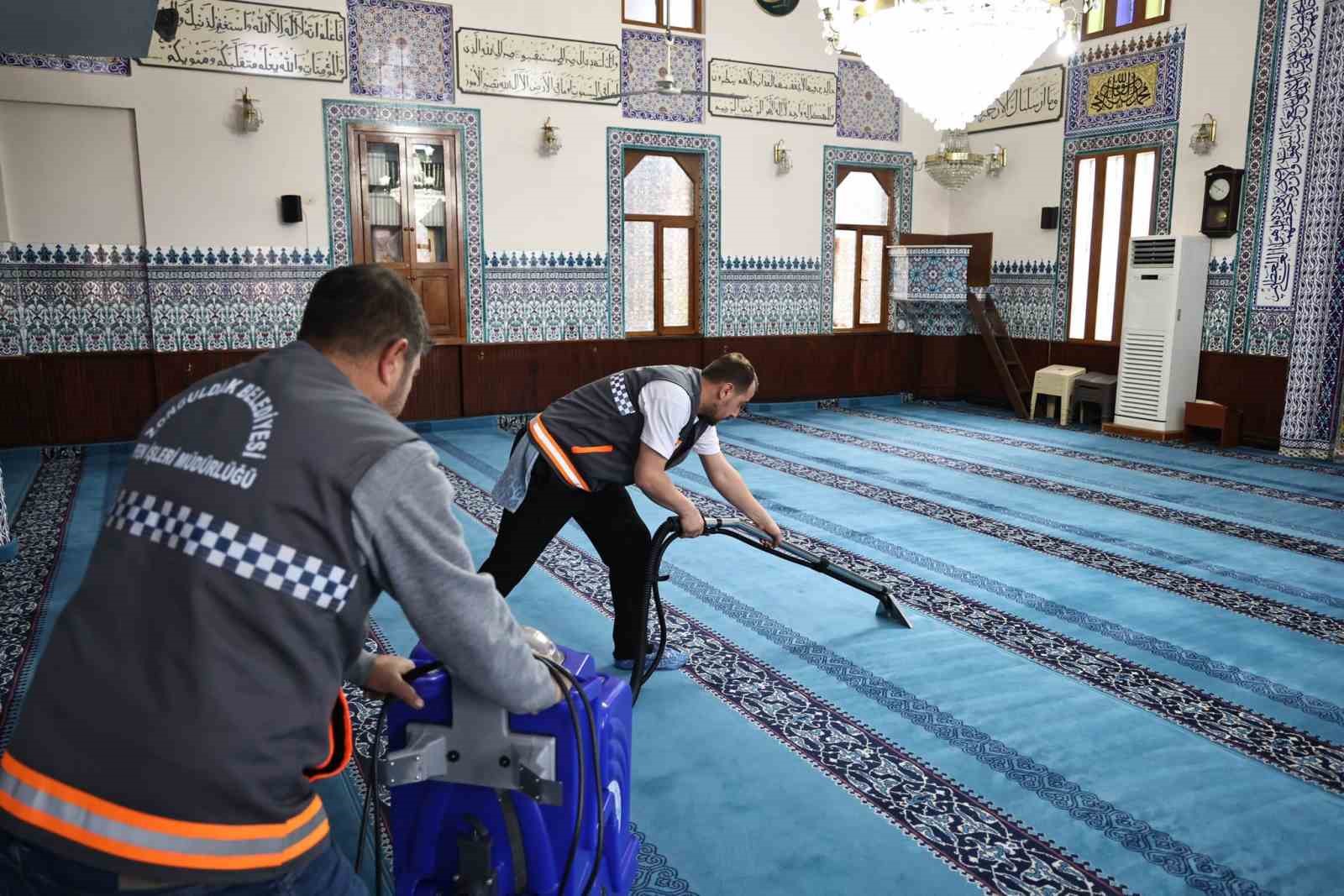 Zonguldak’ta camilerde Ramazan temizliği
Zonguldak’ta camilerde Ramazan temizliği
