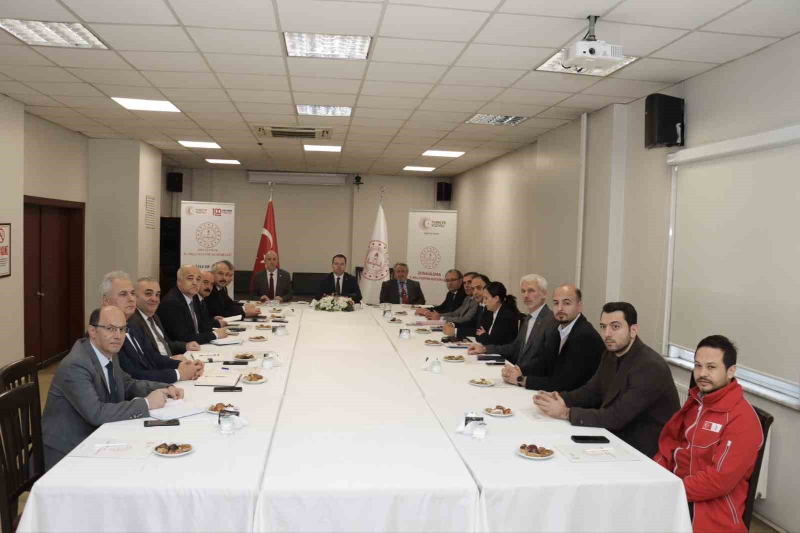 Zonguldak’ta eğitim yöneticileri ikinci dönem için toplandı
Zonguldak’ta eğitim yöneticileri ikinci dönem için toplandı