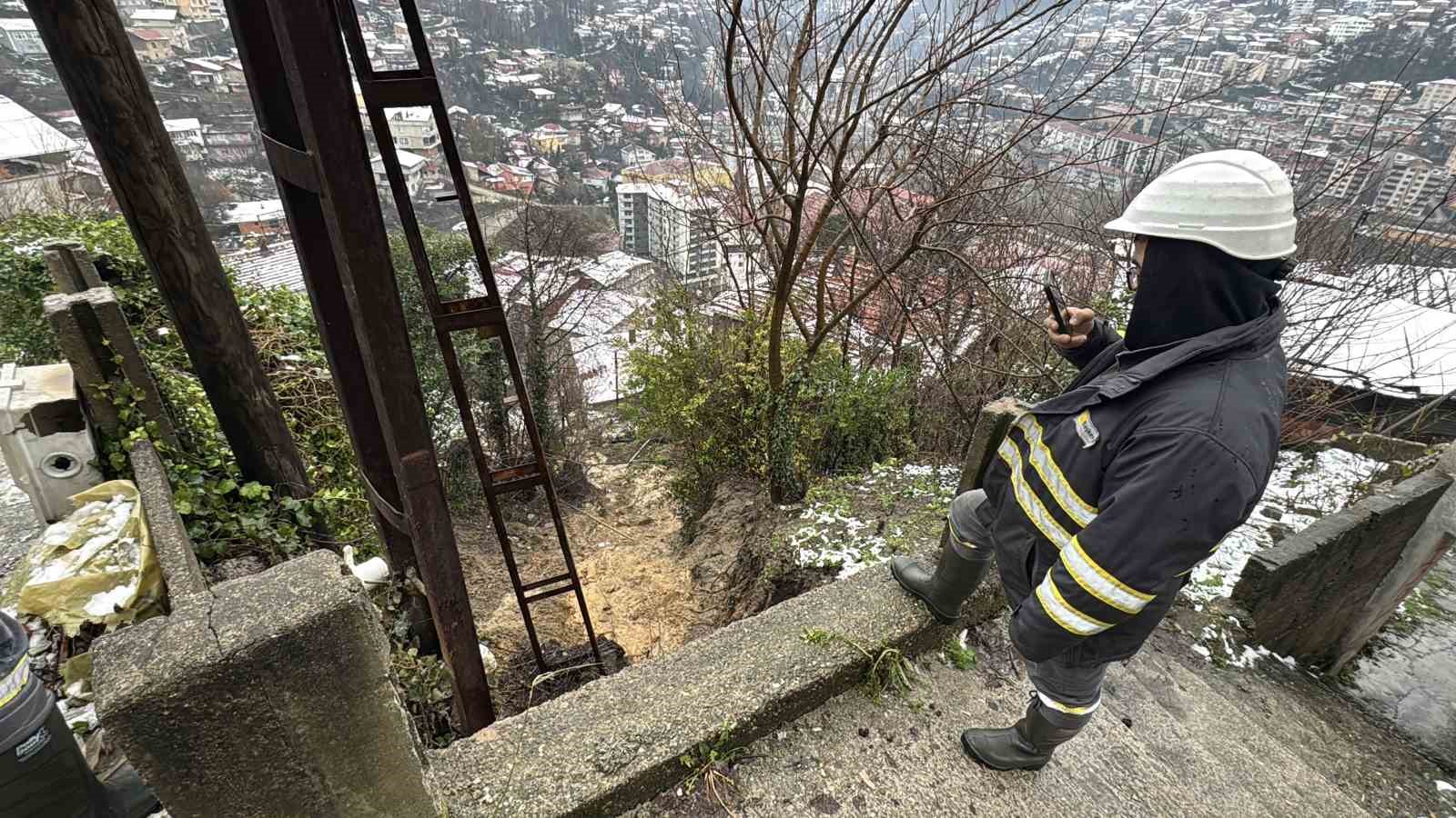 Zonguldak’ta heyelan sebebiyle su ve elektrik hattı zarar gördü
