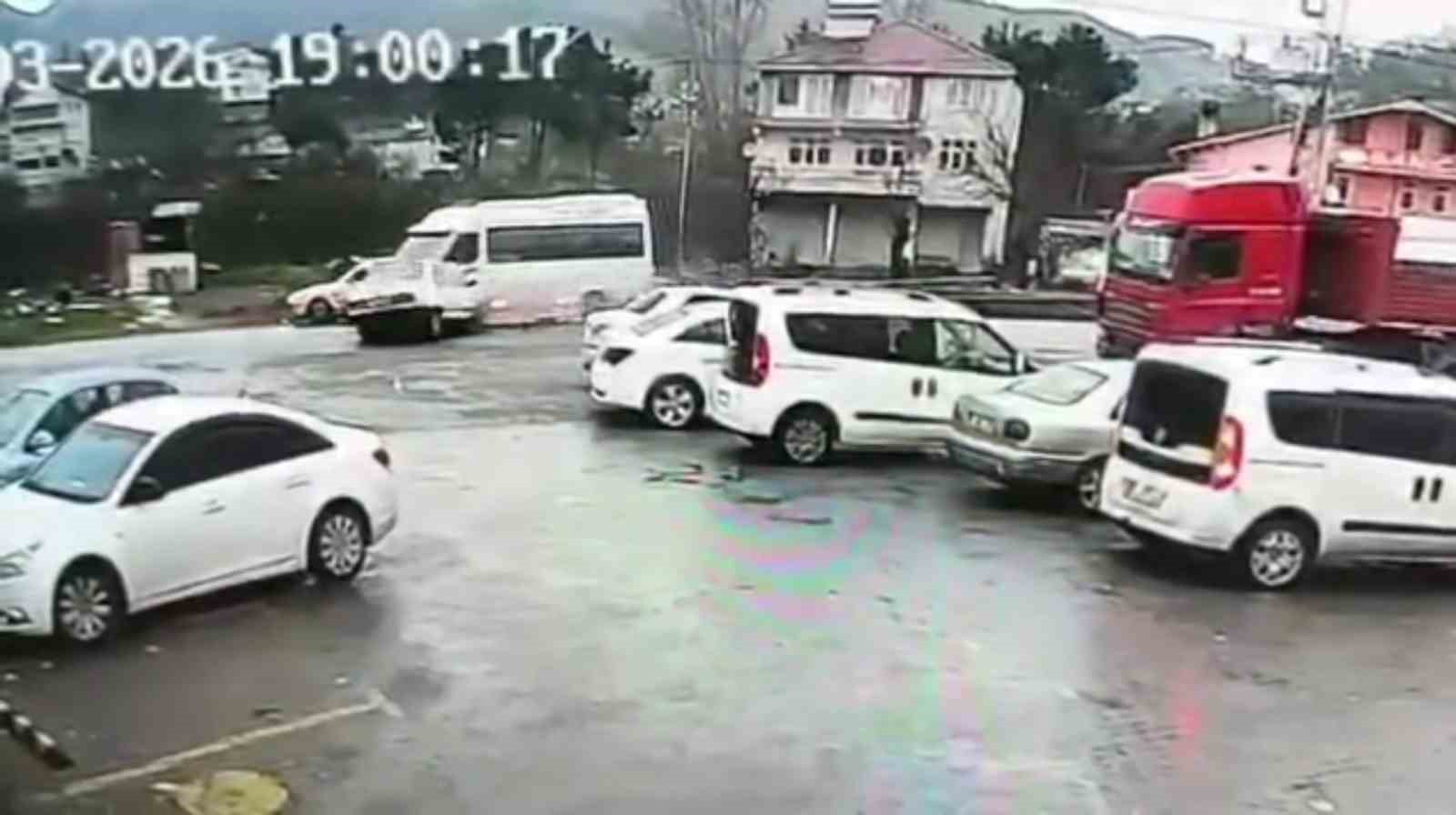 Zonguldak’ta işçi servisi otomobille çarpıştı: 6 yaralı
