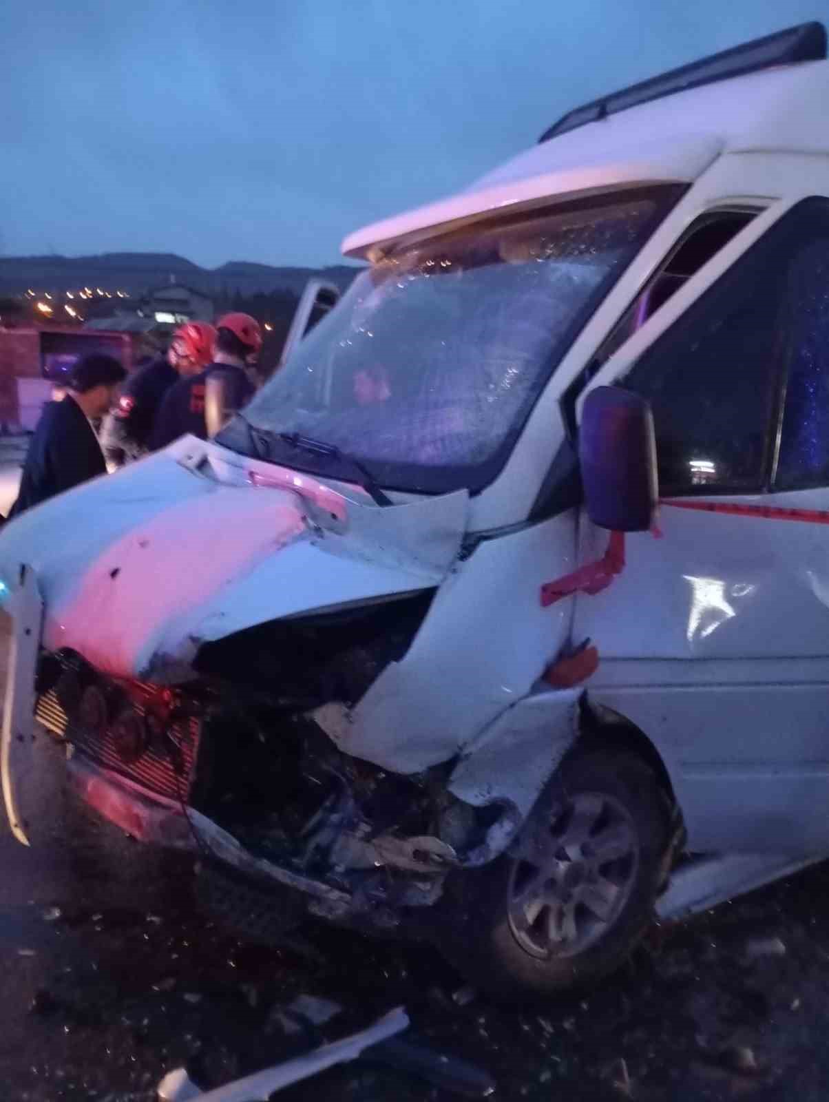 Zonguldak’ta işçi servisi otomobille çarpıştı: 6 yaralı
