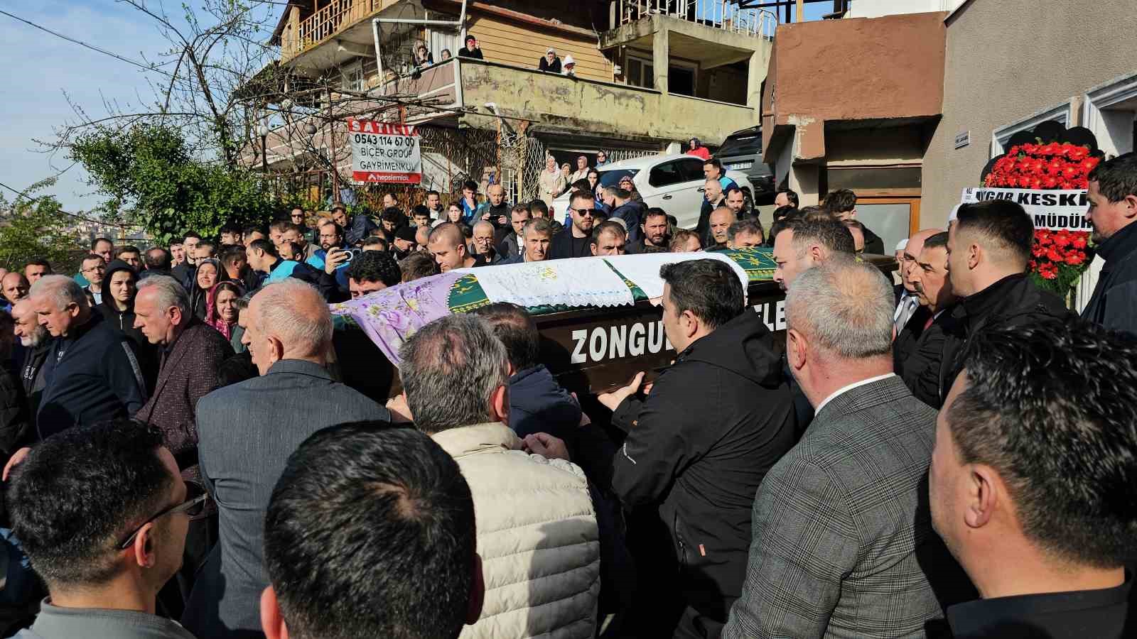 Zonguldak’ta menenjit şüphesiyle vefat eden 14 yaşındaki Çağla toprağa verildi
Zonguldak’ta menenjit şüphesiyle vefat eden 14 yaşındaki Çağla toprağa verildi