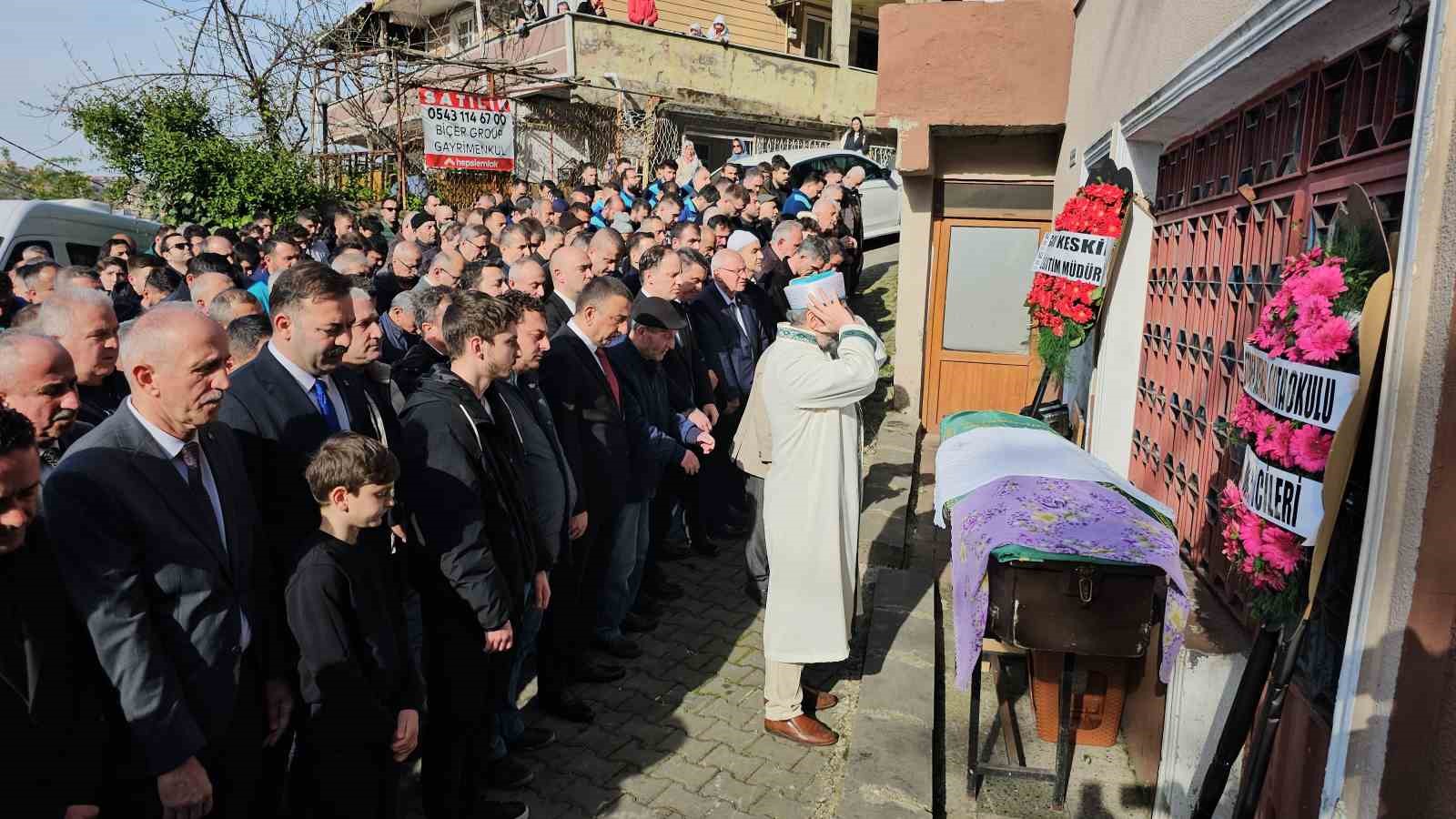 Zonguldak’ta menenjit şüphesiyle vefat eden 14 yaşındaki Çağla toprağa verildi
Zonguldak’ta menenjit şüphesiyle vefat eden 14 yaşındaki Çağla toprağa verildi