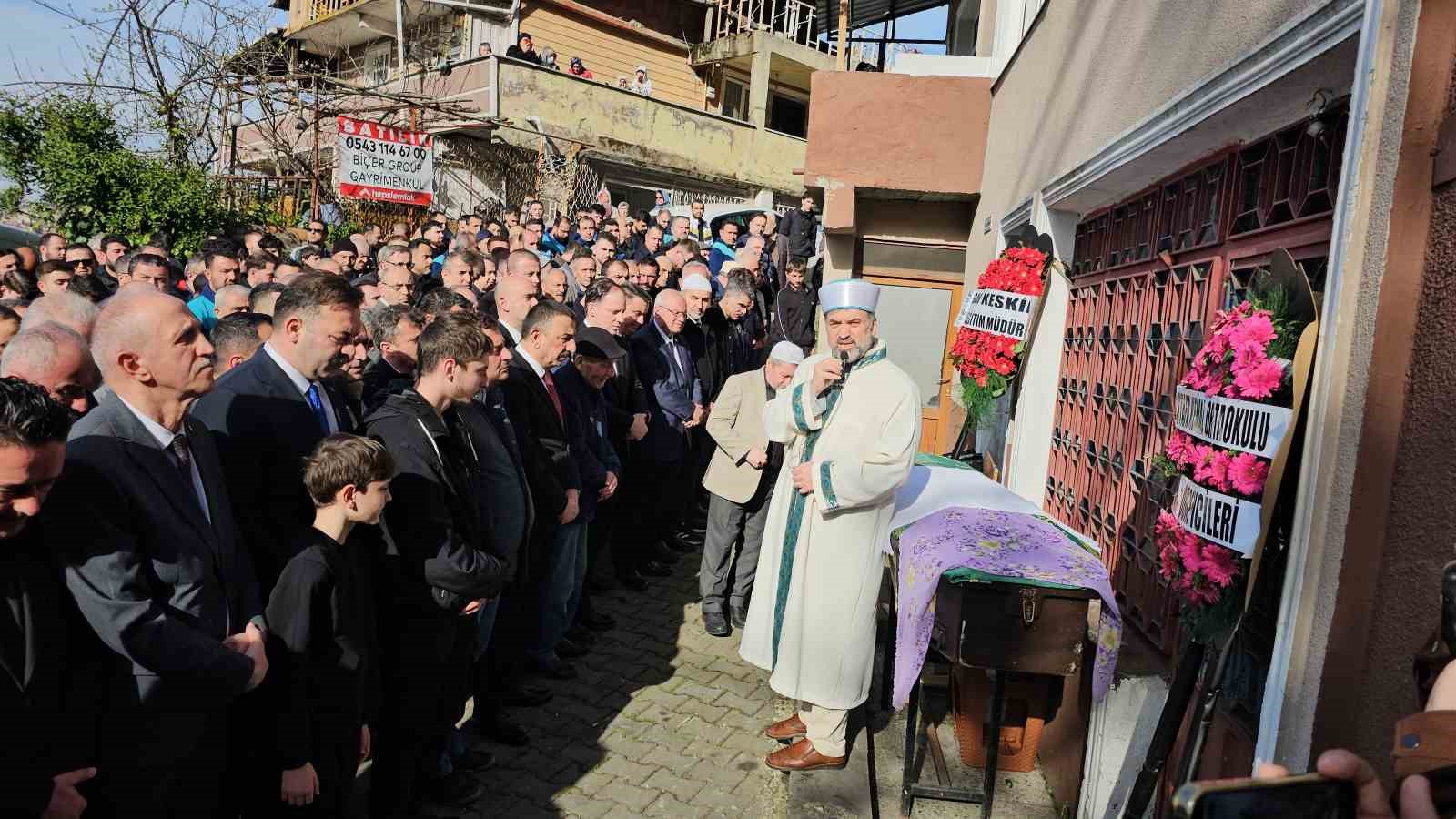 Zonguldak’ta menenjit şüphesiyle vefat eden 14 yaşındaki Çağla toprağa verildi
Zonguldak’ta menenjit şüphesiyle vefat eden 14 yaşındaki Çağla toprağa verildi