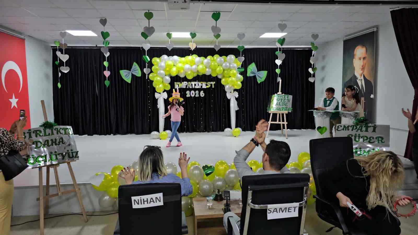 Zonguldak’ta miniklerden renkli mesaj, şapkalarıyla empati vurgusu yaptılar
