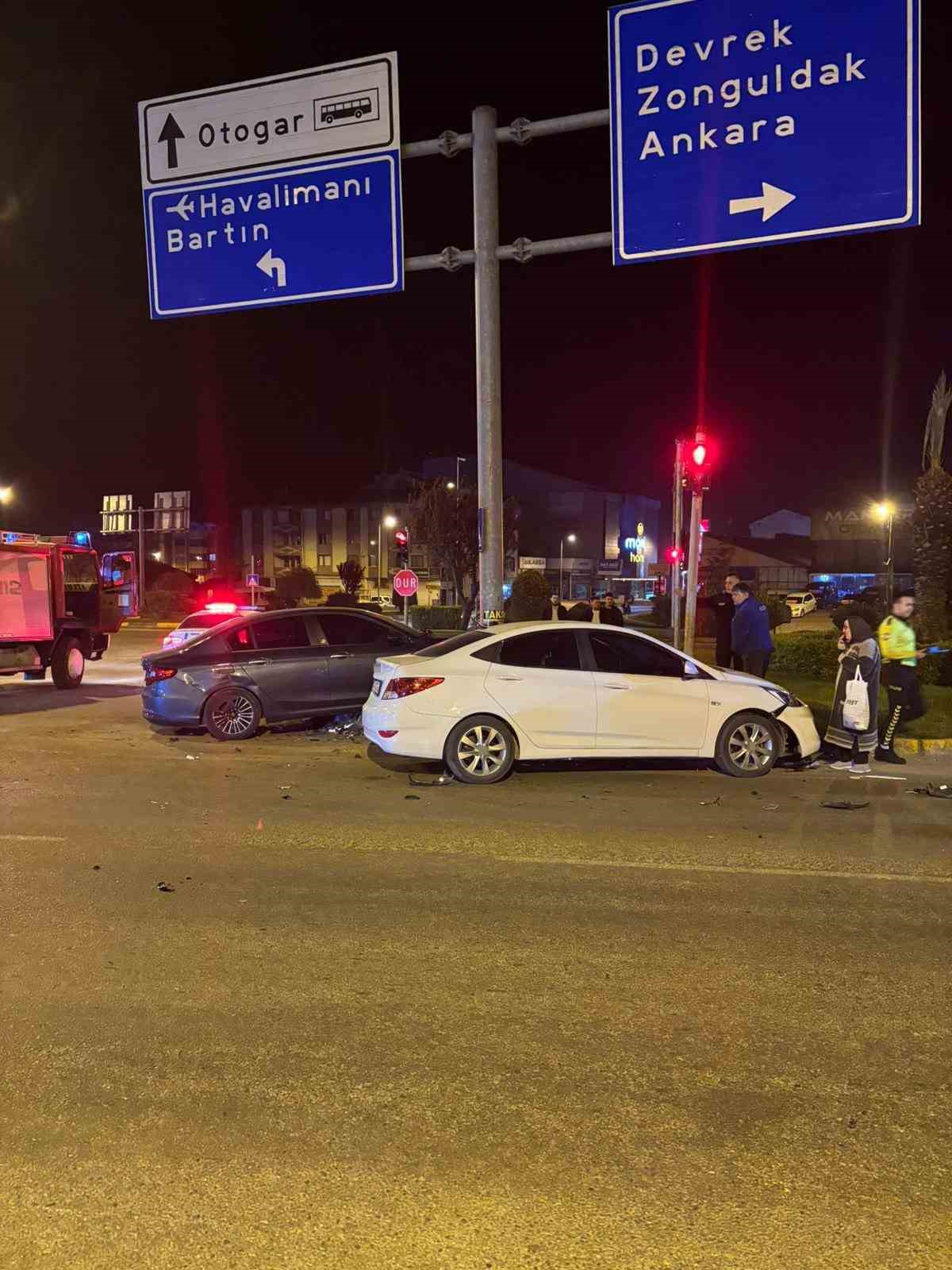 Zonguldak’ta otomobil önce araca, ardından yön direğine çarptı: 2 yaralı
