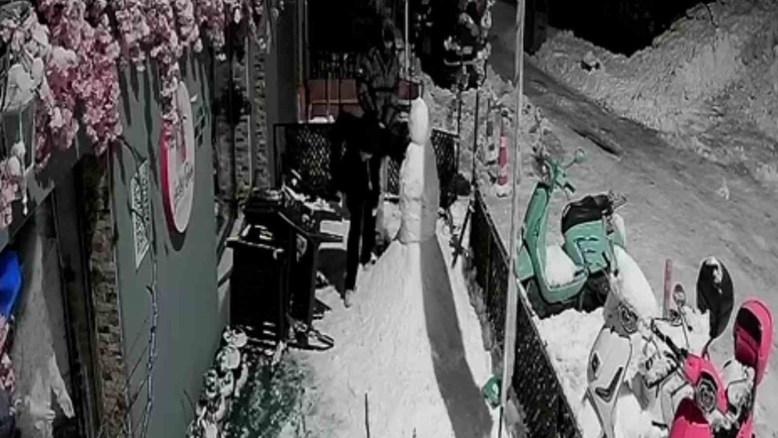 Zonguldak’ta pes dedirten olay; "Bana çarptı" deyip kardan adamı dövdüler
