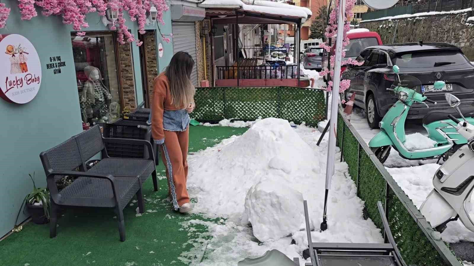 Zonguldak’ta pes dedirten olay; "Bana çarptı" deyip kardan adamı dövdüler
