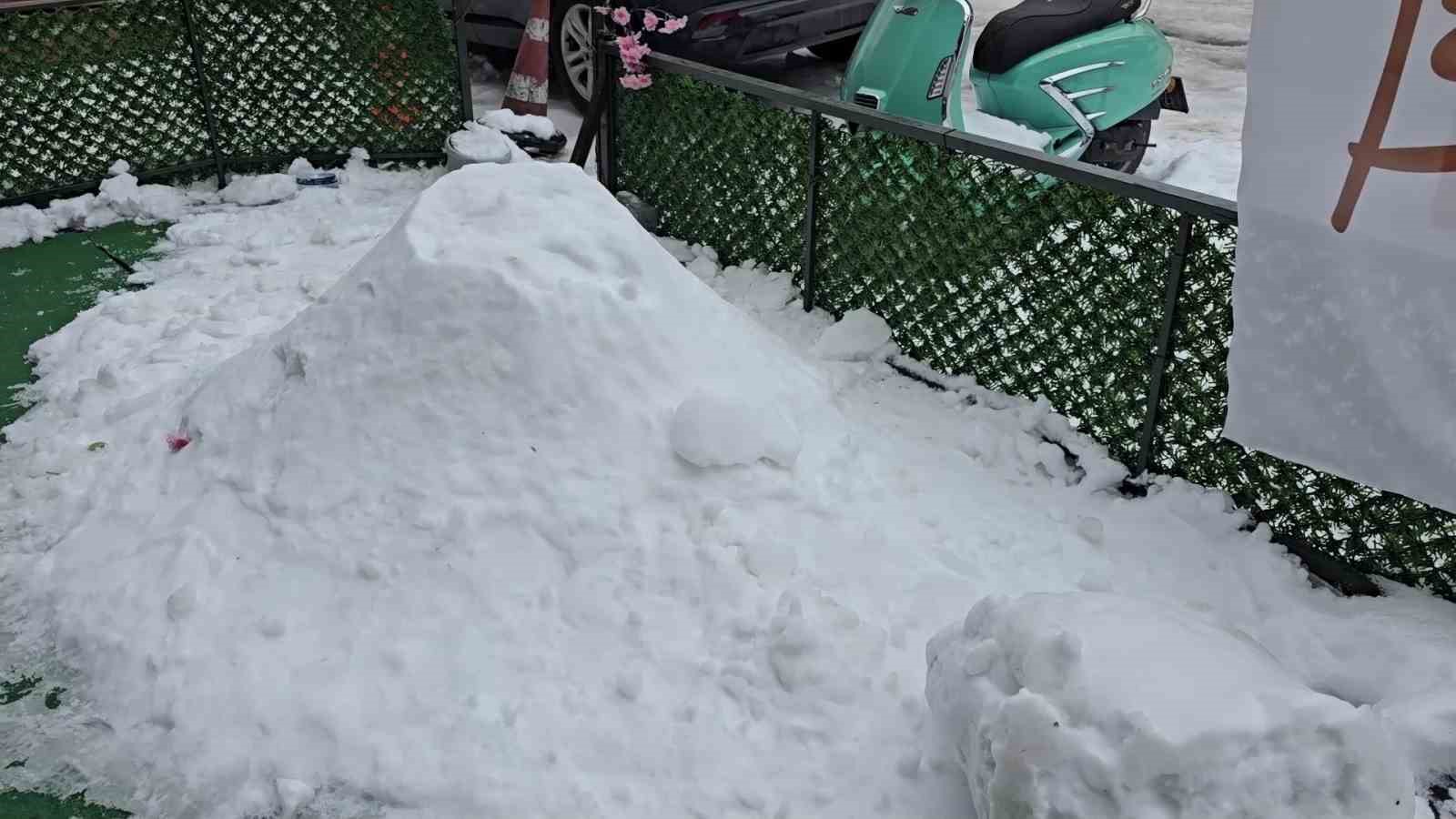 Zonguldak’ta pes dedirten olay; "Bana çarptı" deyip kardan adamı dövdüler
