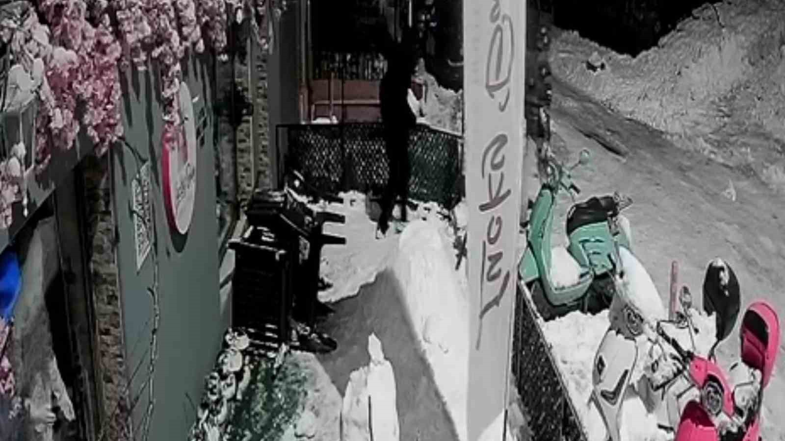 Zonguldak’ta pes dedirten olay; "Bana çarptı" deyip kardan adamı dövdüler
