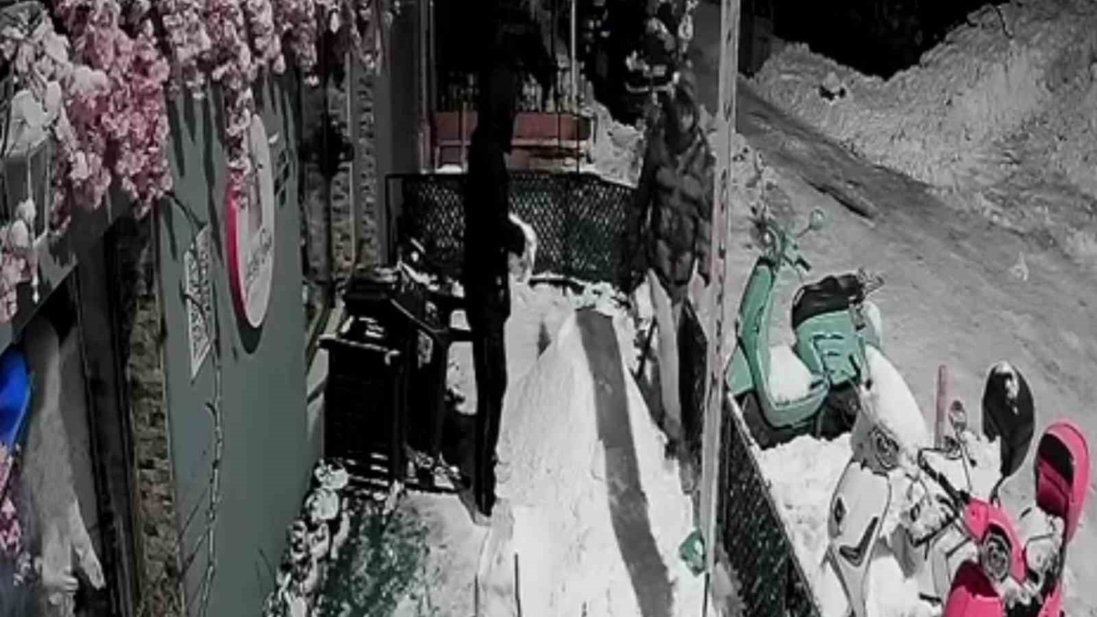 Zonguldak’ta pes dedirten olay; "Bana çarptı" deyip kardan adamı dövdüler
