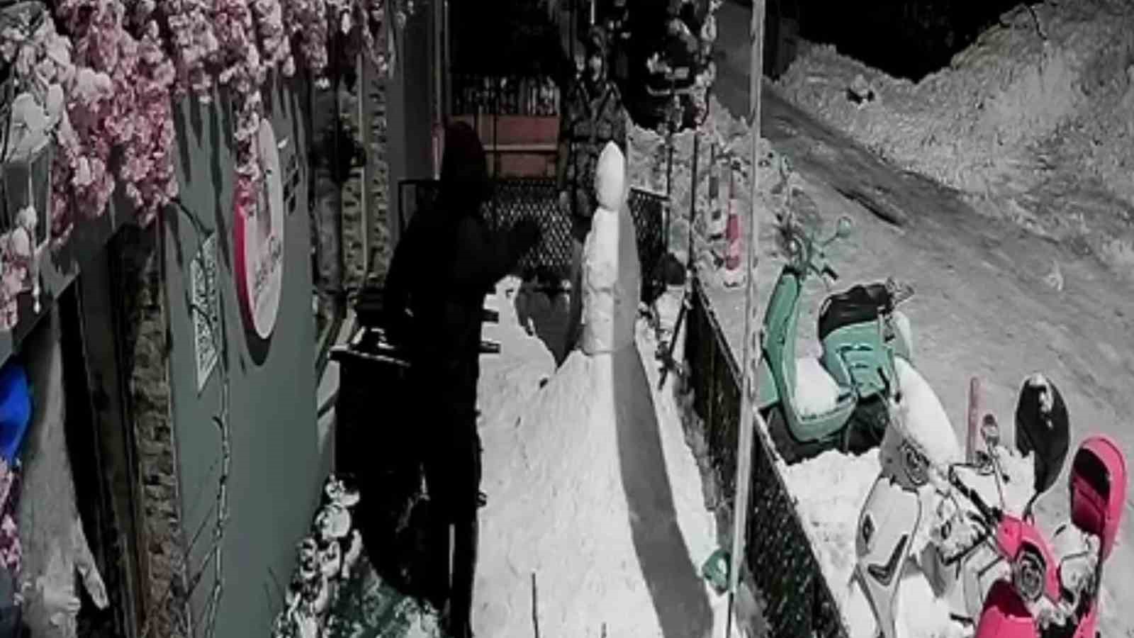 Zonguldak’ta pes dedirten olay; "Bana çarptı" deyip kardan adamı dövdüler
