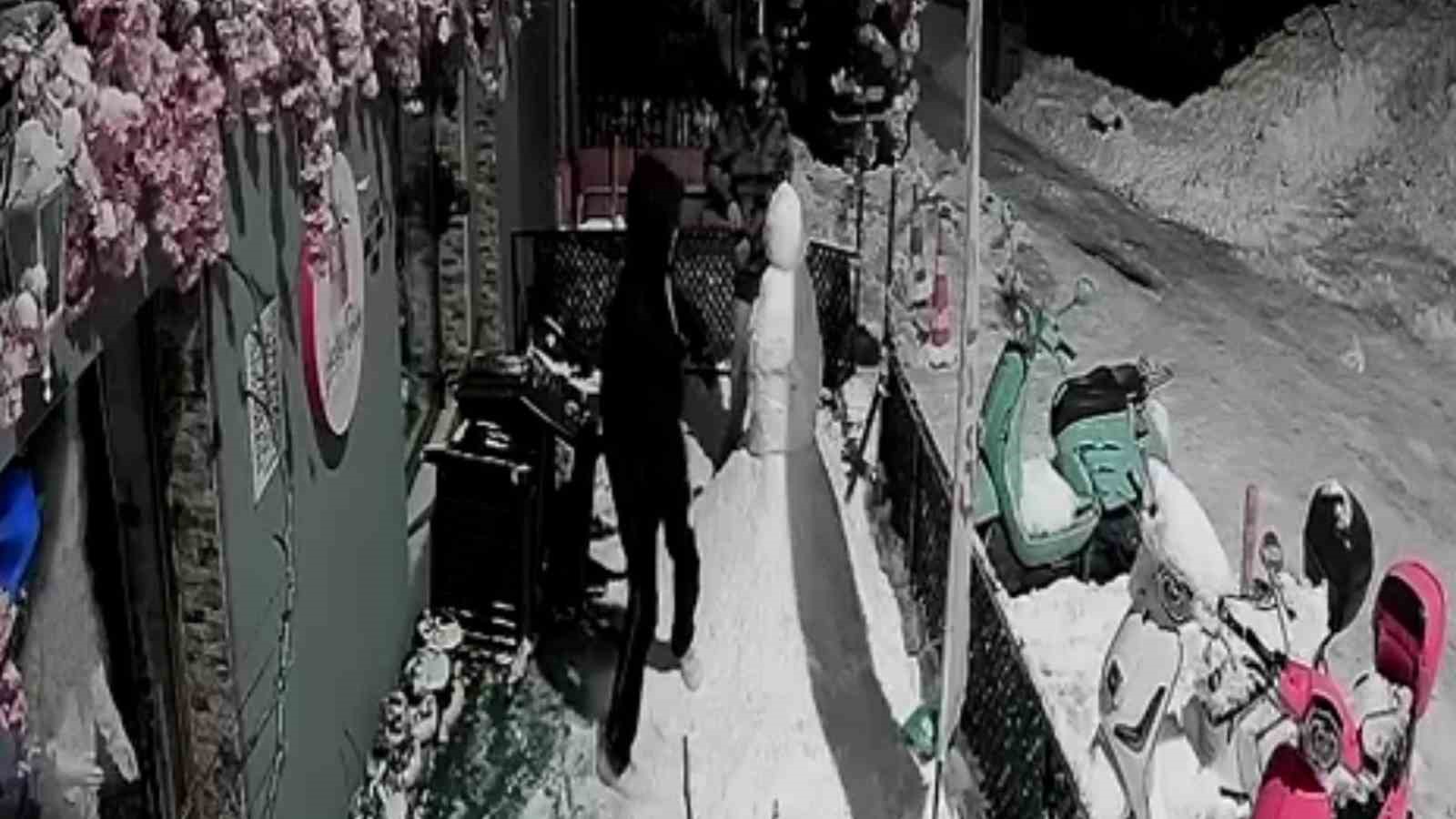 Zonguldak’ta pes dedirten olay; "Bana çarptı" deyip kardan adamı dövdüler
