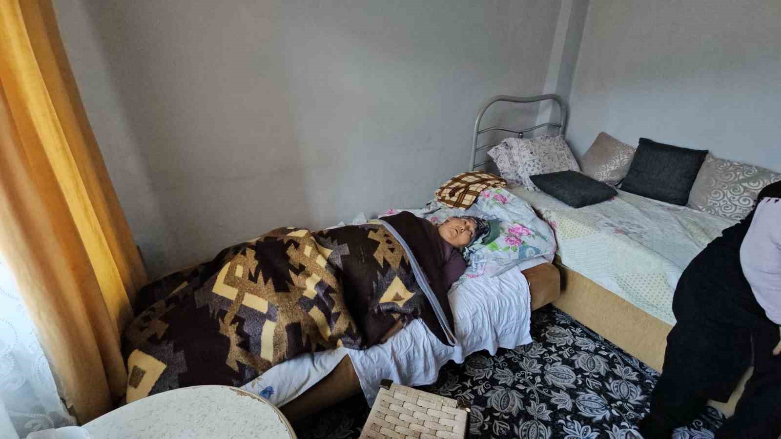 Zonguldak’ta yalnız yaşayan yatalak kadına komşuları sahip çıkıyor
