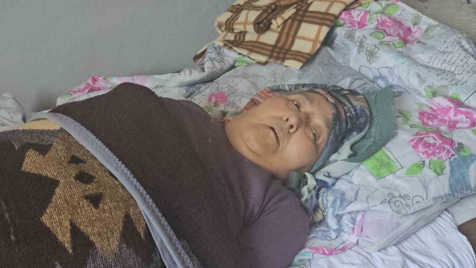 Zonguldak’ta yalnız yaşayan yatalak kadına komşuları sahip çıkıyor
