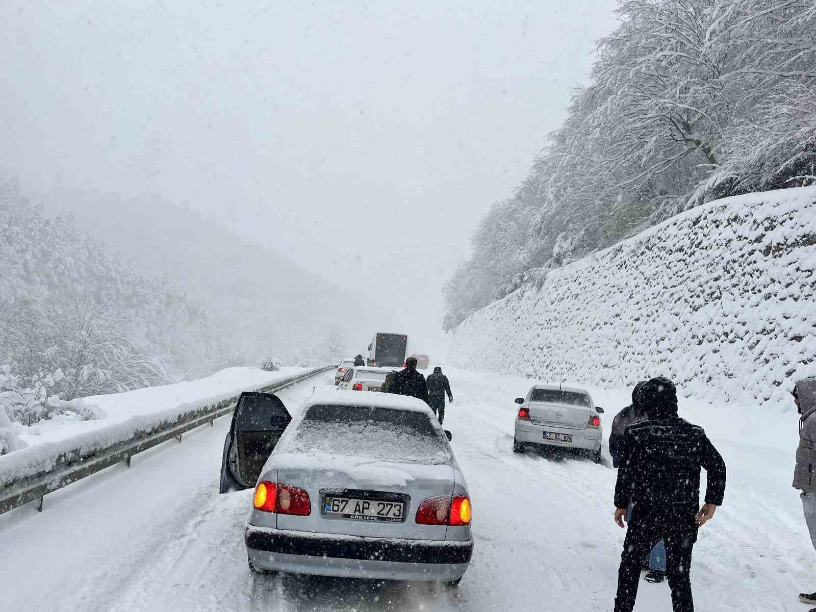 Zonguldak’ta yoğun kar mesaisi, 61 köy yolunda çalışma sürüyor
Zonguldak’ta yoğun kar mesaisi, 61 köy yolunda çalışma sürüyor