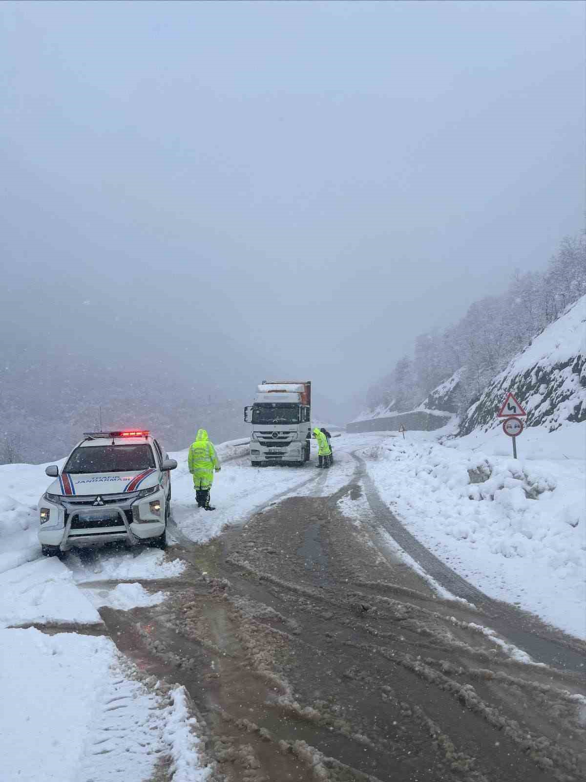 Zonguldak’ta yoğun kar mesaisi, 61 köy yolunda çalışma sürüyor
Zonguldak’ta yoğun kar mesaisi, 61 köy yolunda çalışma sürüyor