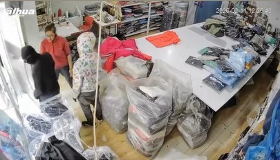 Zorla para isteyen yüzü maskeli şahısları tokatla kovdu
