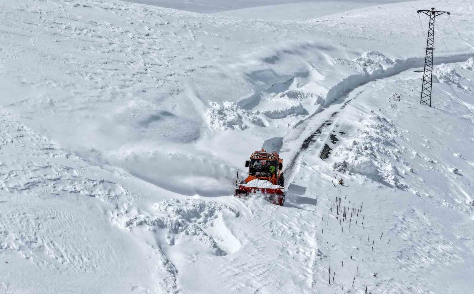Zorlu coğrafyada yoğun mesai: Sınırdaki karakollar ve yerleşim yerleşim yerlerine ulaşım sağlanıyor
