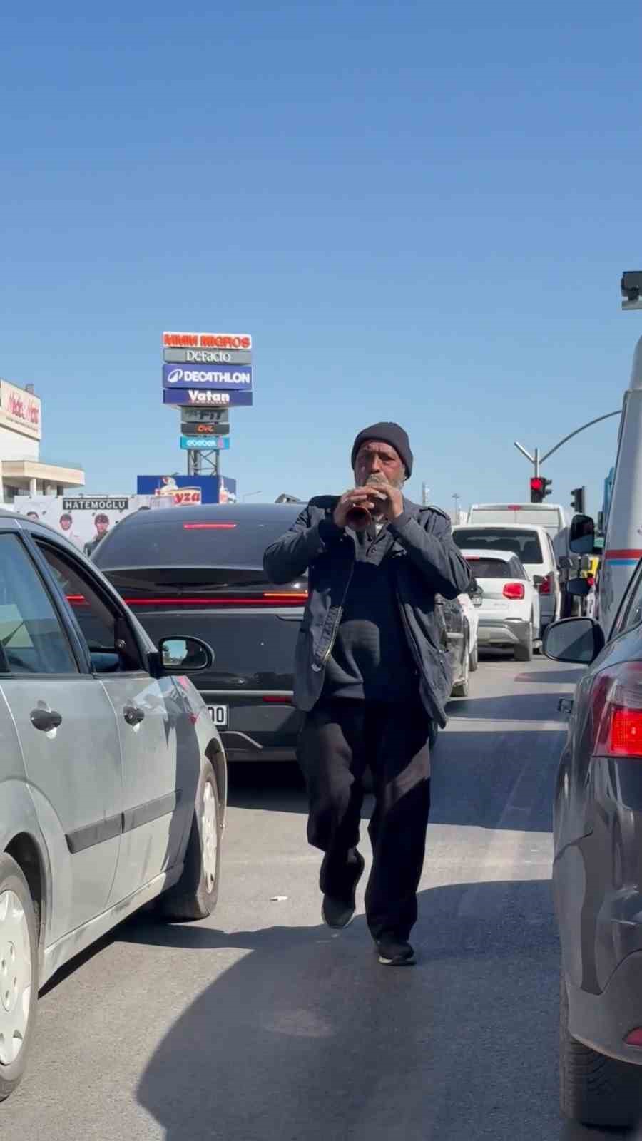 Zurnayı dayadı, para istedi
