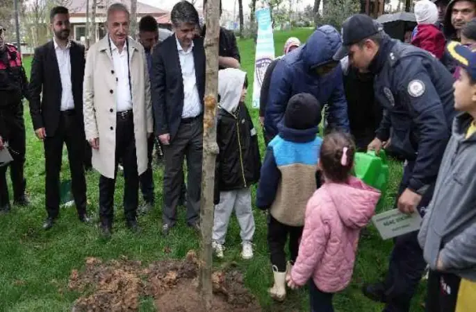 Başkan İsmet Yıldırım şehit çocuklarıyla birlikte ağaç dikti