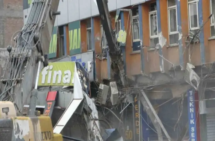 Malatya’da ağır hasarlı binaların yıkımı sürüyor