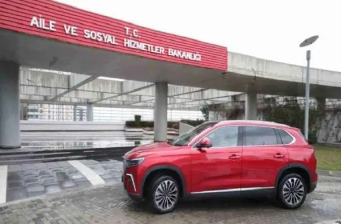 Bakan Derya Yanık Togg’la trafiğe çıktı