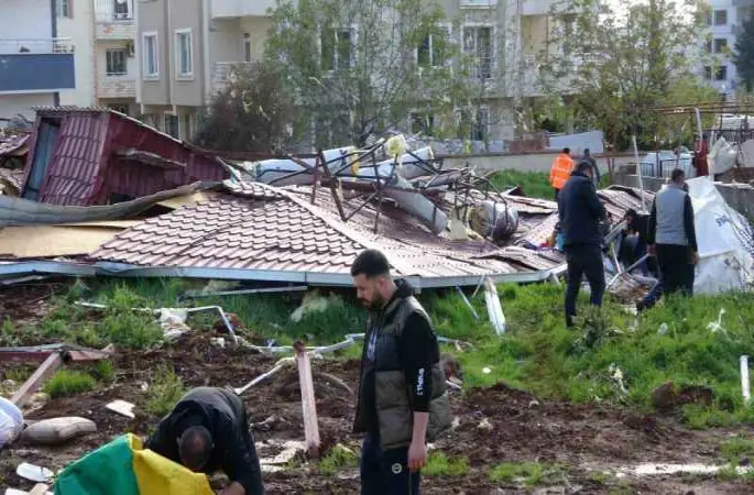 Deprem bölgesinde fırtına: 1 ölü, 48 yaralı