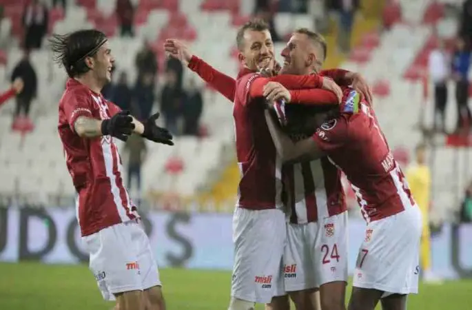 Sivasspor, Trabzonspor'u 4-1'le geçti