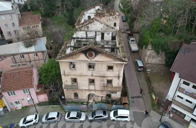 156 yıllık tarihi bina yangında zarar gördü
