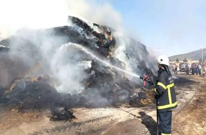 Kütahya’da 9 saatte söndürülen yangında 5 bin balya saman kül oldu