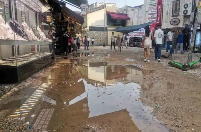 İzmir’i sağanak vurdu: Cadde ve sokaklar göle döndü