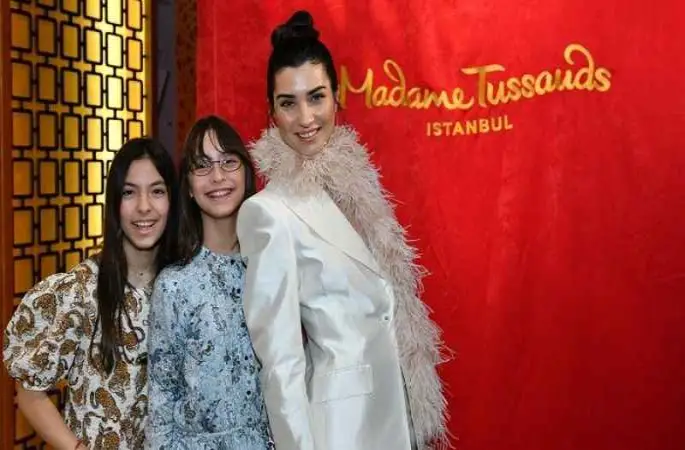 Tuba Büyüküstün Madame Tussauds’ün yıldızlar geçidindeki yerini aldı!
