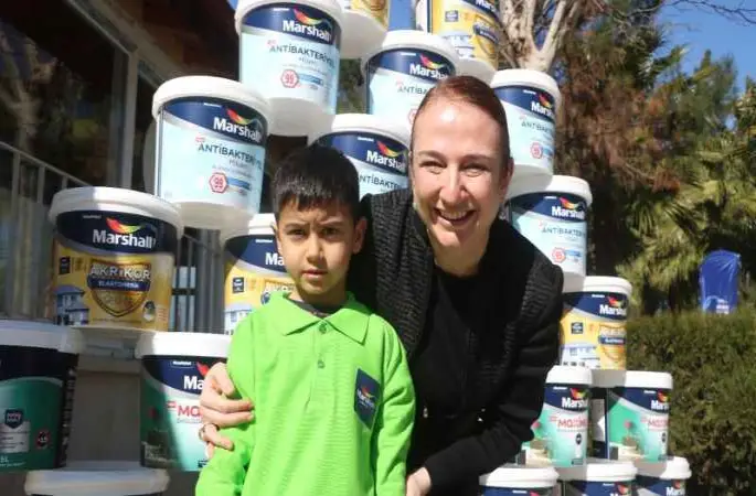 Marshall, Hatay’ın Defne ilçesindeki okulların boyanması için boya desteği sağlıyor