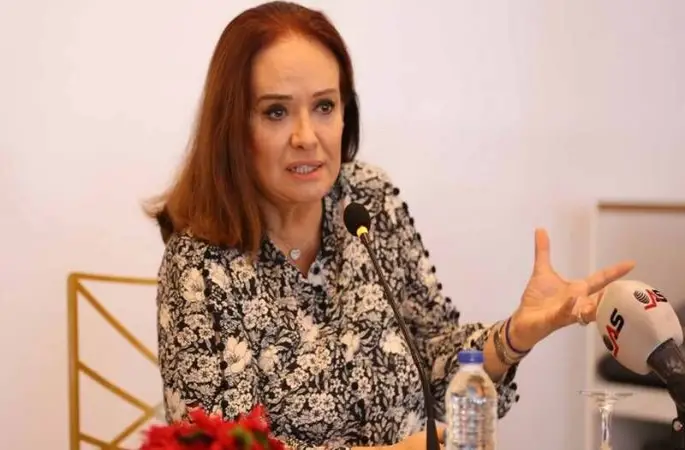 Ünlü sanatçı Müjde Ar trafik kazası geçirdi