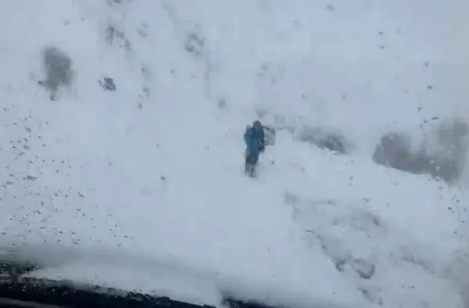 Erzurum-Rize karayoluna çığ düştü