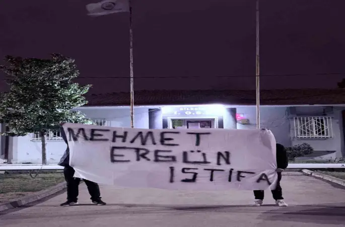 1969 Bilecikspor Kulübü Başkanı Mehmet Ergün’ün iş yerinin duvarına ’Yönetim İstifa’ yazısı astılar
